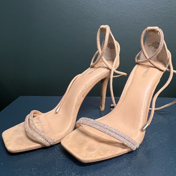 Express Heels with bling detail. - Picture 2 of 5